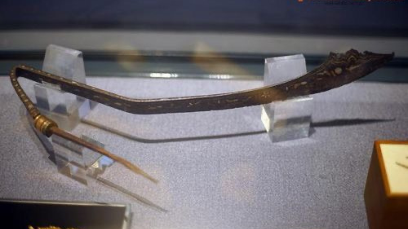 Ngoài thẻ bài, Trung tâm Bảo tồn di sản Thăng Long - Hà Nội còn có ba bảo vật khác cũng được công nhận bảo vật quốc gia lần này bao gồm Đao cẩn tam khí, lá đề trang trí phượng đất nung thời Lý và Mô hình đất nung kiến trúc thời Lê sơ. Đao cẩn tam khí niên đại thời Trần, thế kỷ XIV sở hữu hoa văn trang trí tinh xảo với nhiều đồ án khác nhau được trang trí nhắc lại ở hai mặt, tạo cảm giác hai mặt như một. Lá đề trang trí chim phượng đất nung thời Lý, niên đại thế kỷ XI. Mặc dù phần thân đã bị om, dập, mất phần bệ nhưng so với những lá đề cùng loại đã được phát hiện, lá đề này là phiên bản còn đầy đủ và đẹp nhất. Mô hình đất nung kiến trúc thời Lê sơ, niên đại thế kỷ XV là phần còn lại của một công trình hoàn thiện bao gồm một phần bộ mái và một phần bộ khung kết cấu.