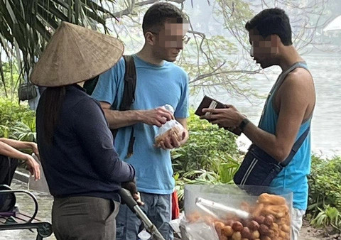 Vụ việc người bán hàng rong bán 4 chiếc bánh rán với giá 50.000 cho du khách quốc tế là một trong những hình ảnh xấu về du lịch Thủ đô.