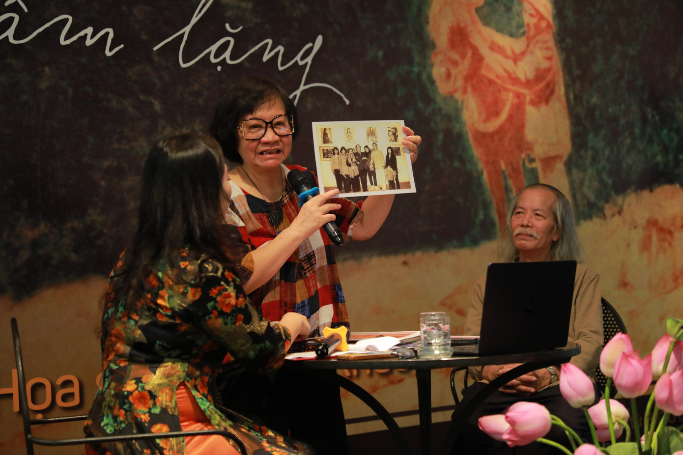 Họa sĩ Đặng Thị Khuê (đứng) là một trong các diễn giả của cuộc gặp gỡ Họa sĩ Dương Bích Liên - Ánh chớp thầm lặng. Họa sĩ Đặng Thị Khuê (đứng) là một trong các diễn giả của cuộc gặp gỡ Họa sĩ Dương Bích Liên - Ánh chớp thầm lặng.