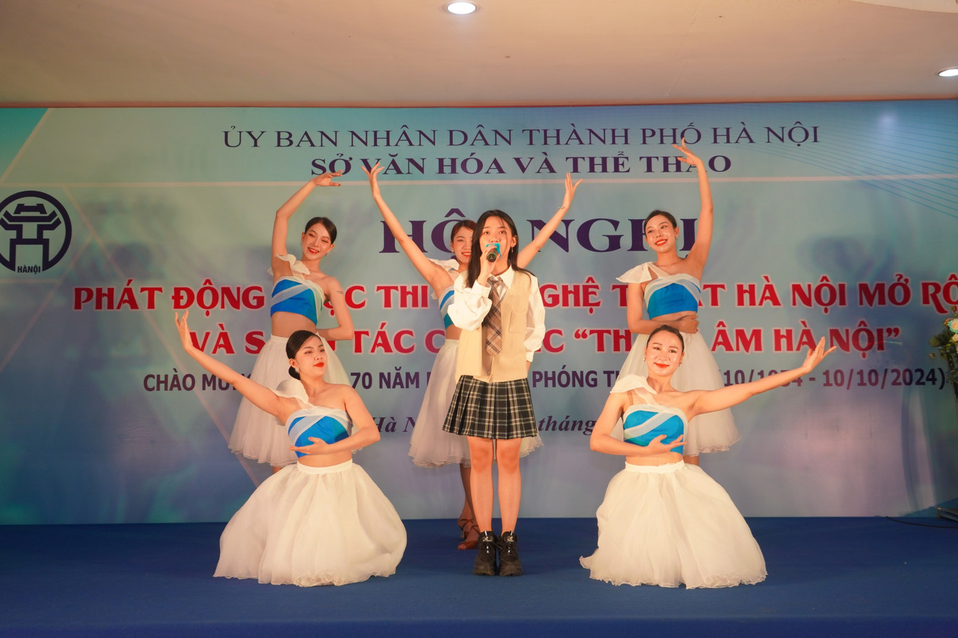 Lễ phát động mở đầu với các tiết mục, giới thiệu những ca khúc hay về Hà Nội. Lễ phát động mở đầu với các tiết mục, giới thiệu những ca khúc hay về Hà Nội.