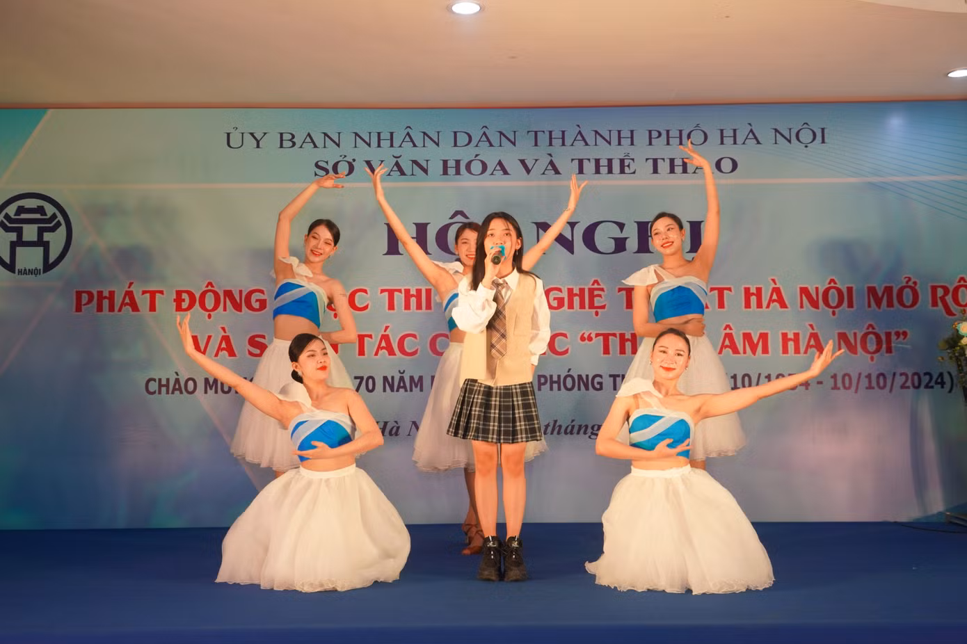 Lễ phát động mở đầu với các tiết mục, giới thiệu những ca khúc hay về Hà Nội.