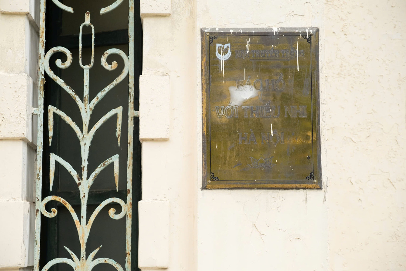 Cung Thiếu Nhi Hà Nội được xây dựng từ năm 1974 với quy mô gồm 6 tầng trên diện tích hơn 10000 m2. Công trình do KTS Lê Văn Lân thiết kế, ứng dụng kiến trúc truyền thống trong một tổng thể hài hòa giữa công trình kiến trúc Pháp hiện hữu.