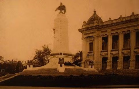 Nhà hát lớn Hà Nội còn có giá trị rất lớn về mặt lịch sử, kiến trúc. Công trình là bằng chứng lịch sử của sự phát triển văn hóa và xã hội của Hà Nội và Việt Nam thời kỳ Pháp thuộc, là một di tích của một giai đoạn phát triển kiến trúc ở Việt Nam cuối thế kỷ XIX đầu thế kỷ XX. Đây cũng là nơi diễn ra những sự kiện lịch sử trọng đại gắn liền với cuộc Cách mạng Tháng 8 và những năm đầu của nước Việt Nam Dân chủ Cộng hòa. Nhà hát lớn Hà Nội còn có giá trị rất lớn về mặt lịch sử, kiến trúc. Công trình là bằng chứng lịch sử của sự phát triển văn hóa và xã hội của Hà Nội và Việt Nam thời kỳ Pháp thuộc, là một di tích của một giai đoạn phát triển kiến trúc ở Việt Nam cuối thế kỷ XIX đầu thế kỷ XX. Đây cũng là nơi diễn ra những sự kiện lịch sử trọng đại gắn liền với cuộc Cách mạng Tháng 8 và những năm đầu của nước Việt Nam Dân chủ Cộng hòa.
