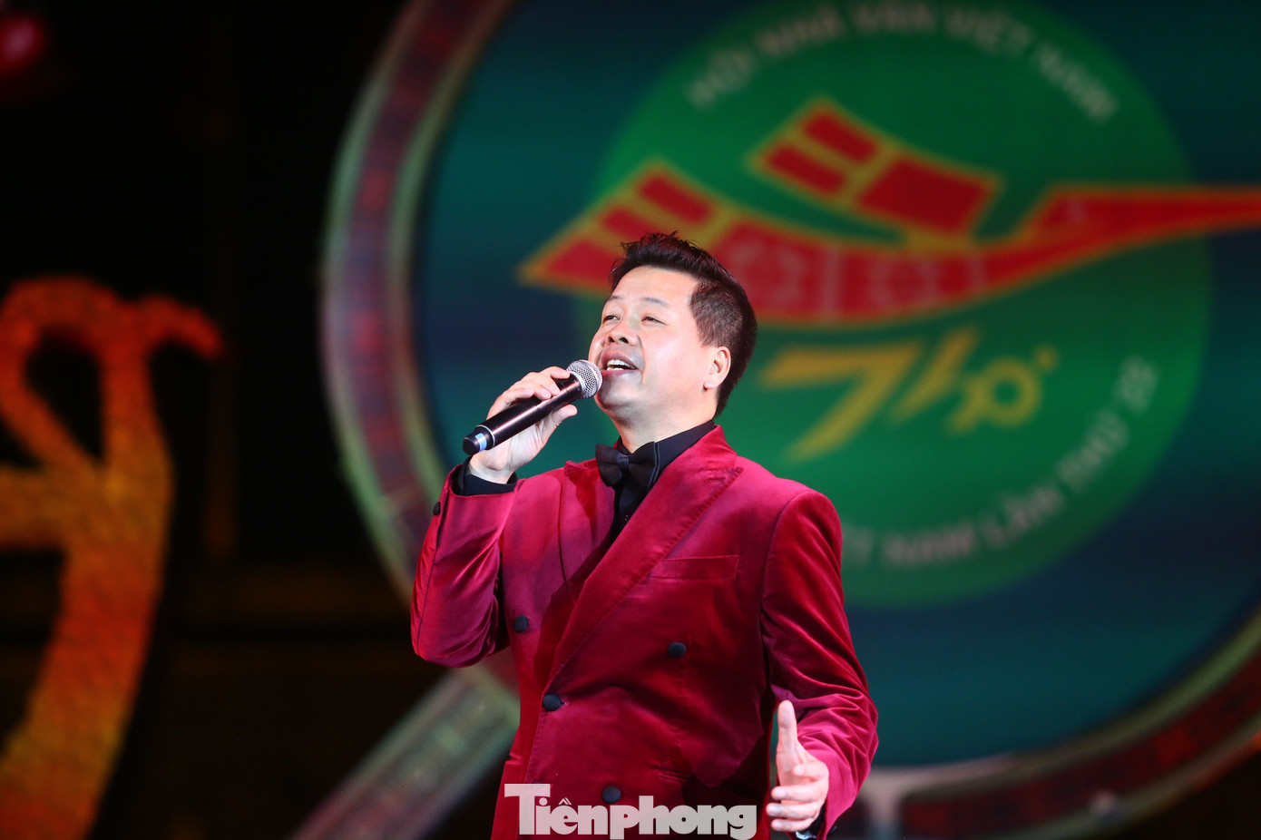 Bên cạnh những tiết mục, đọc thơ, ngâm thơ, đêm thơ mang đến cho khán giả những tiết mục nghệ thuật đặc sắc. NSƯT Đăng Dương thể hiện Chiều biên giới (sáng tác: Lò Ngân Sủn, phổ nhạc: Trần Chung).