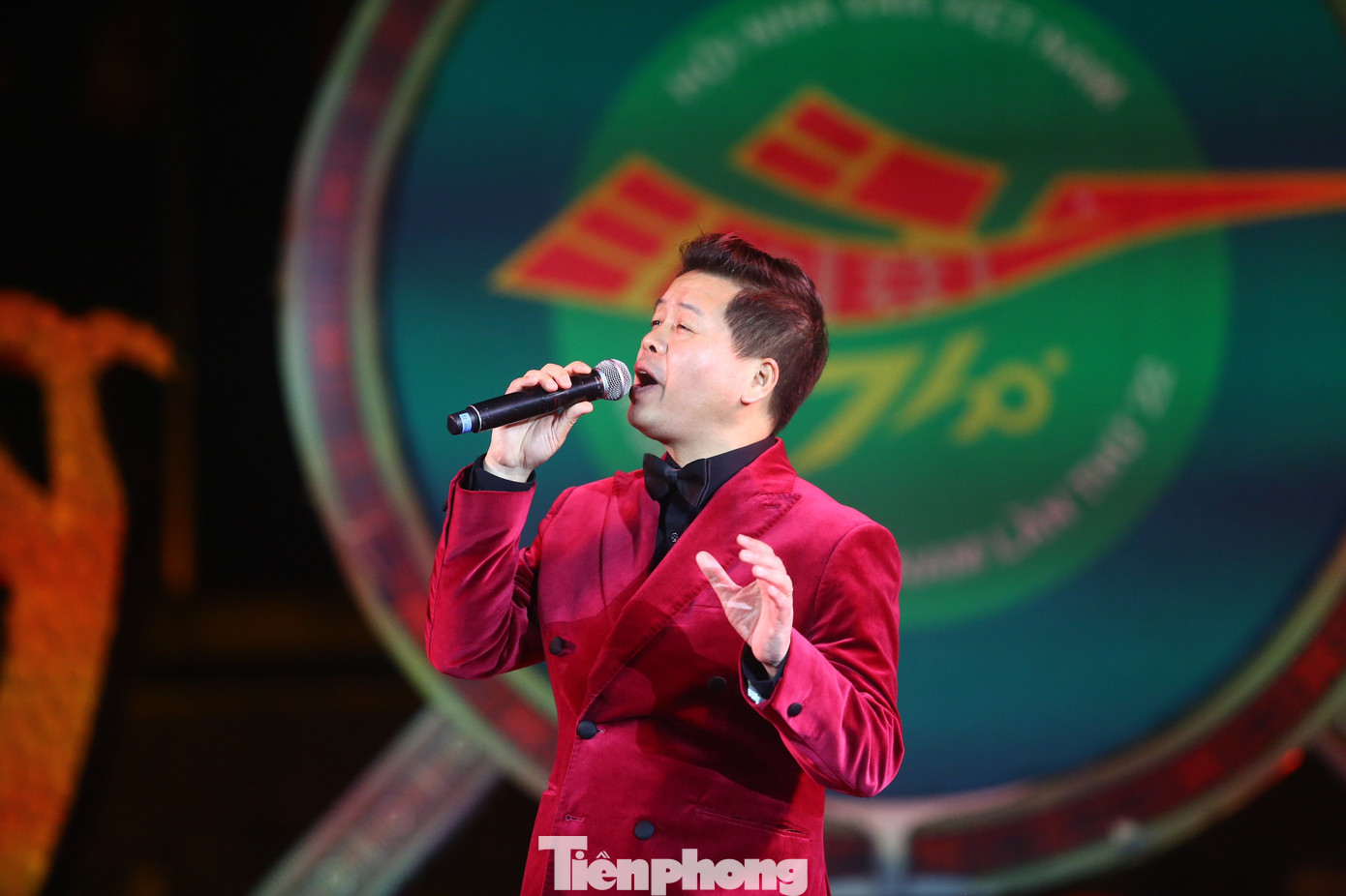 Bên cạnh những tiết mục, đọc thơ, ngâm thơ, đêm thơ mang đến cho khán giả những tiết mục nghệ thuật đặc sắc. NSƯT Đăng Dương thể hiện Chiều biên giới (sáng tác: Lò Ngân Sủn, phổ nhạc: Trần Chung).