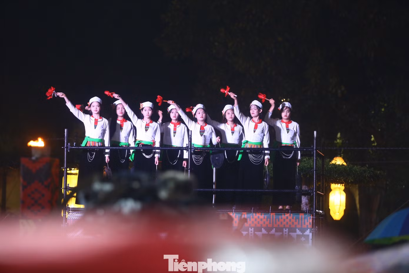 Ngày thơ Việt Nam lần thứ 22 mang đến cho công chúng di sản thi ca quý báu trong kho tàng thi ca 54 dân tộc Việt Nam. Màn trình diễn cồng chiêng dân tộc Mường (Hòa Bình) diễn ra quanh 22 đài đuốc, tương ứng với con số Ngày thơ Việt Nam lần thứ 22.