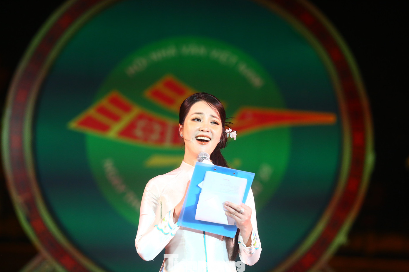 Đêm thơ chia làm bốn phần gồm trình diễn và đọc thơ của các tác giả khu vực phía Bắc, các nhà thơ quốc tế tham gia giao lưu và đọc thơ, trình diễn và đọc thơ của các tác giả khu vực miền Trung - Tây Nguyên và miền Nam. Dịp này, Á hậu Thụy Vân ngâm bài thơ Những người mẹ núi của tác giả Đỗ Thị Tấc.