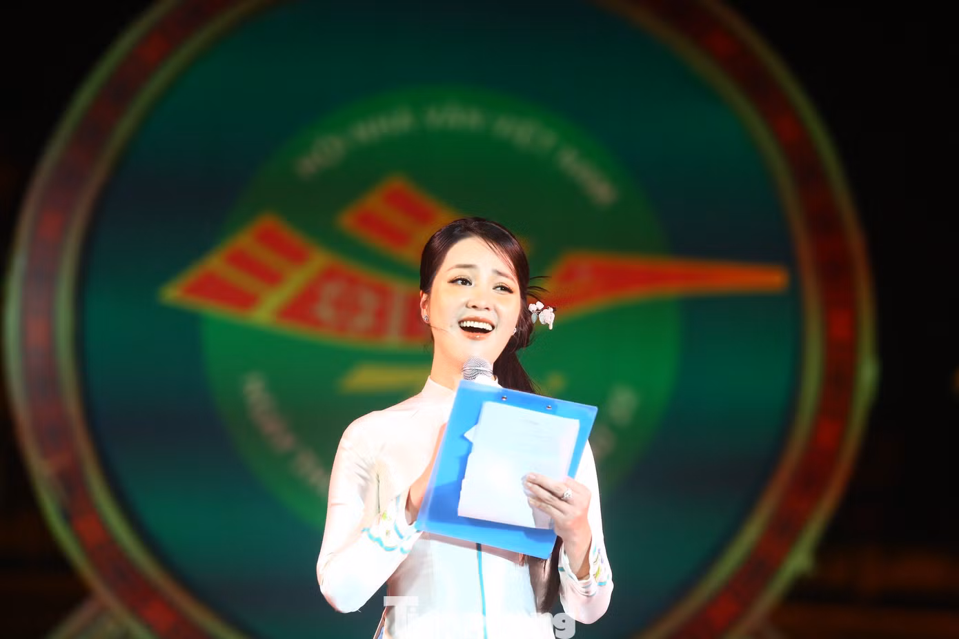 Đêm thơ chia làm bốn phần gồm trình diễn và đọc thơ của các tác giả khu vực phía Bắc, các nhà thơ quốc tế tham gia giao lưu và đọc thơ, trình diễn và đọc thơ của các tác giả khu vực miền Trung - Tây Nguyên và miền Nam. Dịp này, Á hậu Thụy Vân ngâm bài thơ Những người mẹ núi của tác giả Đỗ Thị Tấc.