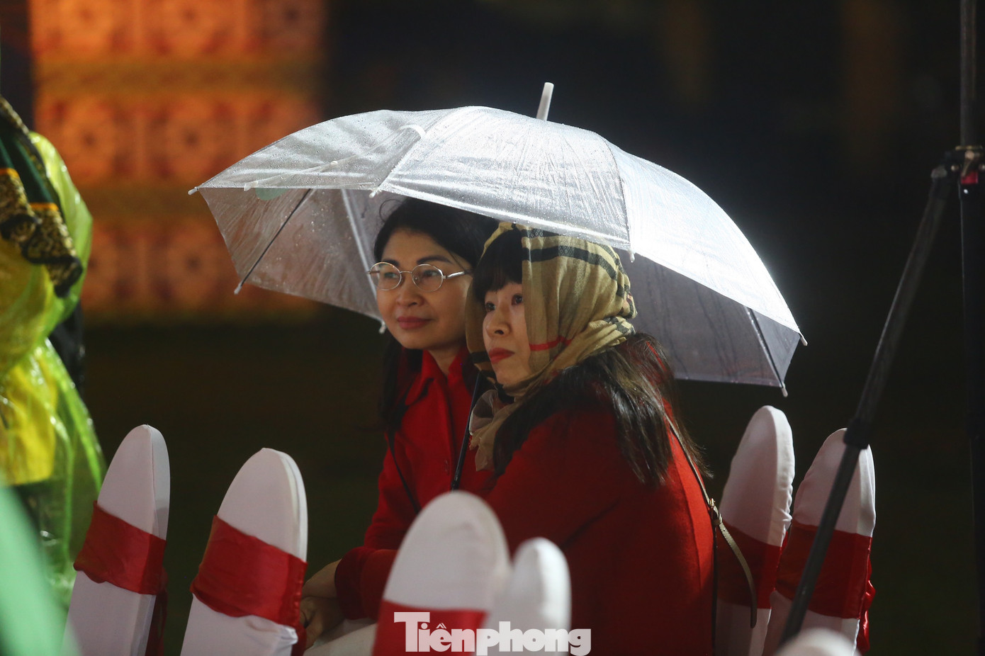 Thời tiết mưa rét không cản được bước chân những người yêu thơ. Đêm thơ là sự kết hợp hài hòa, cân đối các yếu tố sân khấu hóa trong trình diễn thơ, sử dụng các hiệu ứng âm nhạc, diễn xướng, âm thanh, ánh sáng, trang phục...