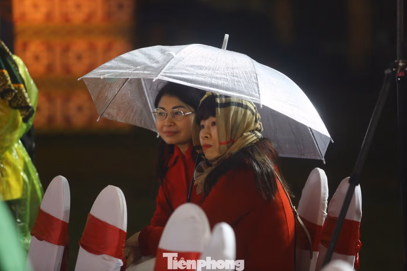 Thời tiết mưa rét không cản được bước chân những người yêu thơ. Đêm thơ là sự kết hợp hài hòa, cân đối các yếu tố sân khấu hóa trong trình diễn thơ, sử dụng các hiệu ứng âm nhạc, diễn xướng, âm thanh, ánh sáng, trang phục...