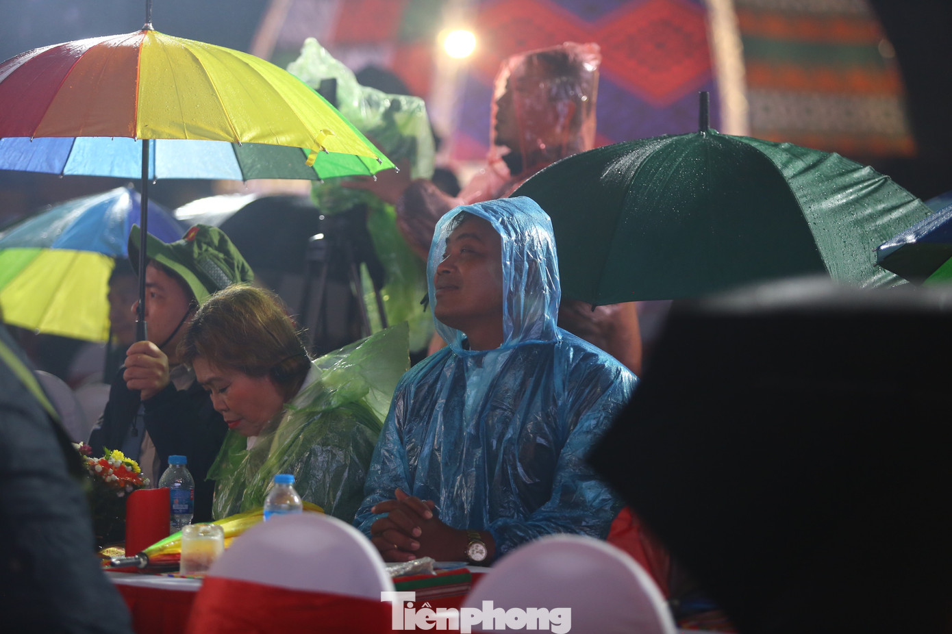 Thời tiết mưa rét không cản được bước chân những người yêu thơ. Đêm thơ là sự kết hợp hài hòa, cân đối các yếu tố sân khấu hóa trong trình diễn thơ, sử dụng các hiệu ứng âm nhạc, diễn xướng, âm thanh, ánh sáng, trang phục...