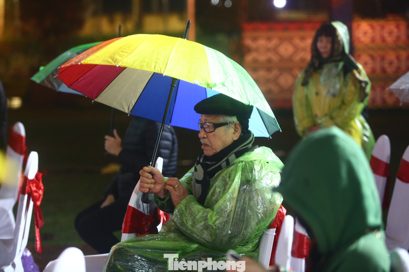 Thời tiết mưa rét không cản được bước chân những người yêu thơ. Đêm thơ là sự kết hợp hài hòa, cân đối các yếu tố sân khấu hóa trong trình diễn thơ, sử dụng các hiệu ứng âm nhạc, diễn xướng, âm thanh, ánh sáng, trang phục...