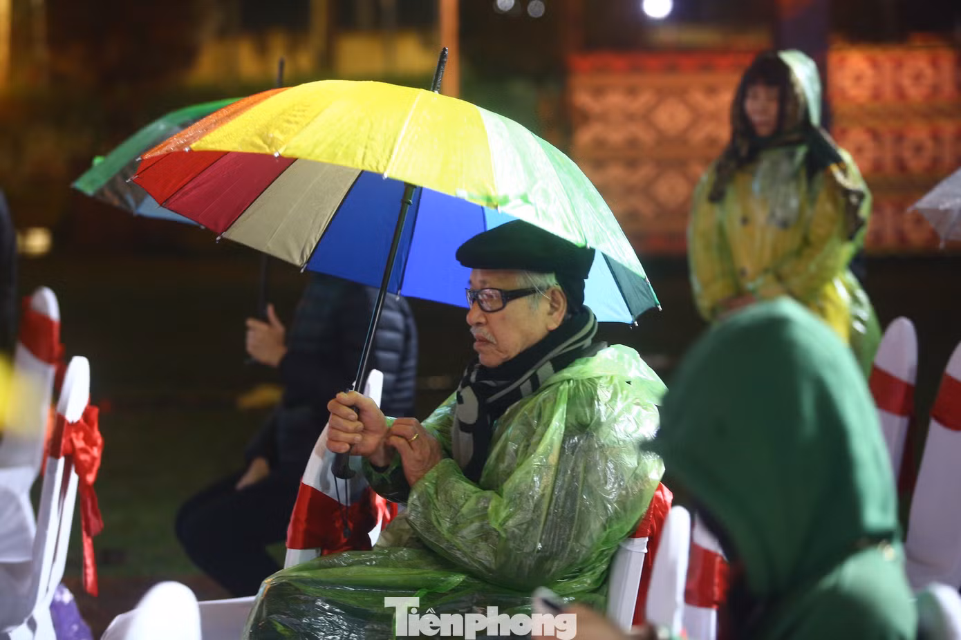 Thời tiết mưa rét không cản được bước chân những người yêu thơ. Đêm thơ là sự kết hợp hài hòa, cân đối các yếu tố sân khấu hóa trong trình diễn thơ, sử dụng các hiệu ứng âm nhạc, diễn xướng, âm thanh, ánh sáng, trang phục...