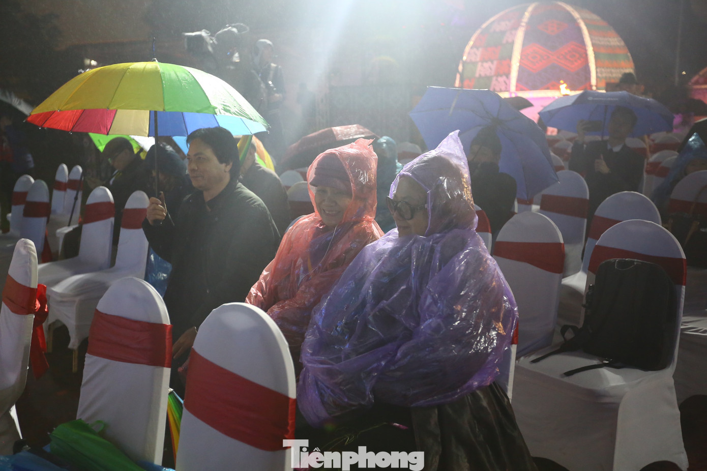 Thời tiết mưa rét không cản được bước chân những người yêu thơ. Đêm thơ là sự kết hợp hài hòa, cân đối các yếu tố sân khấu hóa trong trình diễn thơ, sử dụng các hiệu ứng âm nhạc, diễn xướng, âm thanh, ánh sáng, trang phục...