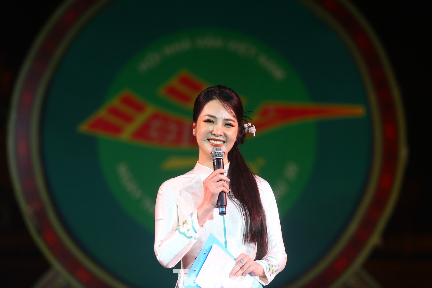 Đêm thơ chia làm bốn phần gồm trình diễn và đọc thơ của các tác giả khu vực phía Bắc, các nhà thơ quốc tế tham gia giao lưu và đọc thơ, trình diễn và đọc thơ của các tác giả khu vực miền Trung - Tây Nguyên và miền Nam. Dịp này, Á hậu Thụy Vân ngâm bài thơ Những người mẹ núi của tác giả Đỗ Thị Tấc.