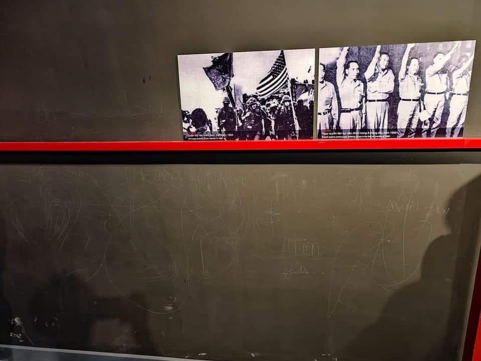 Một số phần vách thạch cao tại bảo tàng bị vẽ, bôi bẩn. Một số phần vách thạch cao tại bảo tàng bị vẽ, bôi bẩn.