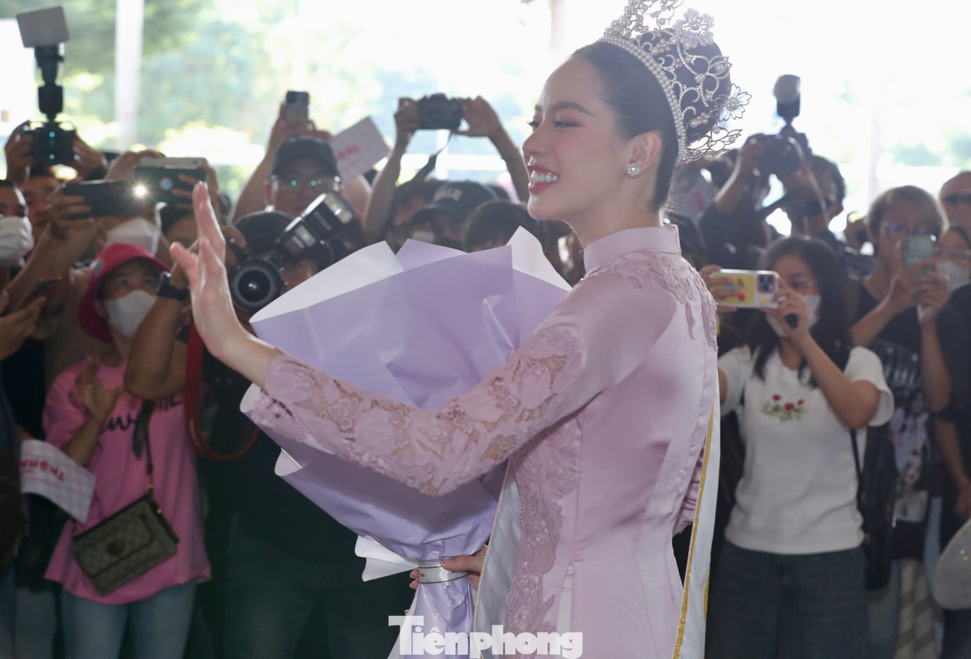 "Chúng tôi đã sử dụng chất liệu lụa 100% để tạo sự thoải mái cho hoa hậu khi diễu hành giữa đường phố TPHCM dưới nắng ban trưa…", bà Trisha Võ nêu. Phần thân áo được làm hoàn toàn từ lụa và phần tay áo được đính ren nhằm tạo nên điểm nhấn cho bộ áo dài. Ngoài áo dài của Hoa hậu Thanh Thủy, nhà thiết kế cũng mang đến hai thiết kế áo dài nền nã tôn lên vẻ đẹp phụ nữ Việt dành cho Á hậu Lê Nguyễn Ngọc Hằng.