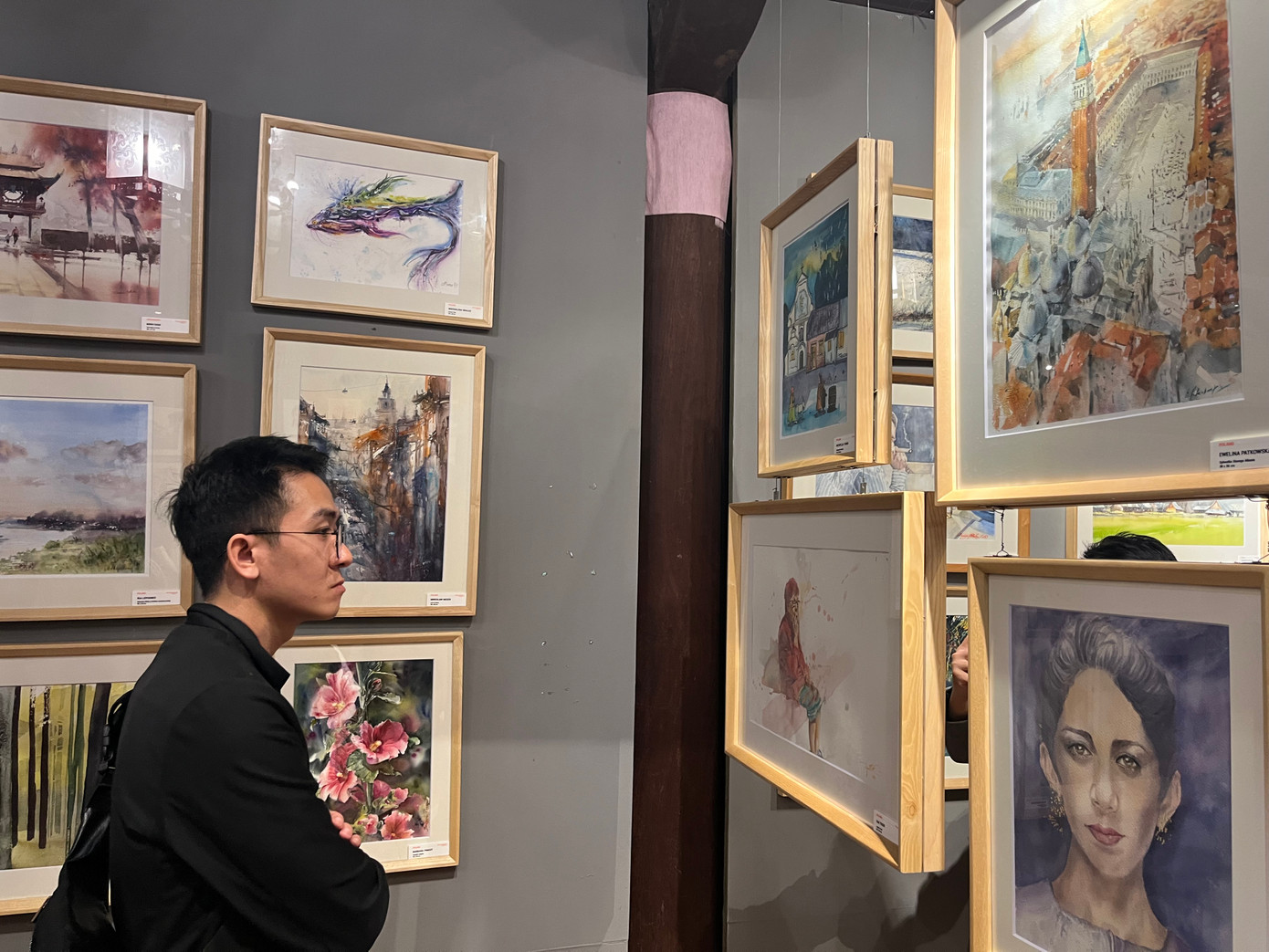 Triển lãm do VietnamInAquarello, Trung tâm Hoạt động Văn hóa Khoa học Văn Miếu - Quốc Tử Giám, CLB Họa sĩ Màu nước Hà Nội và một số phòng tranh thực hiện dưới sự bảo trợ danh dự của Đại sứ quán Ba Lan tại Hà Nội.