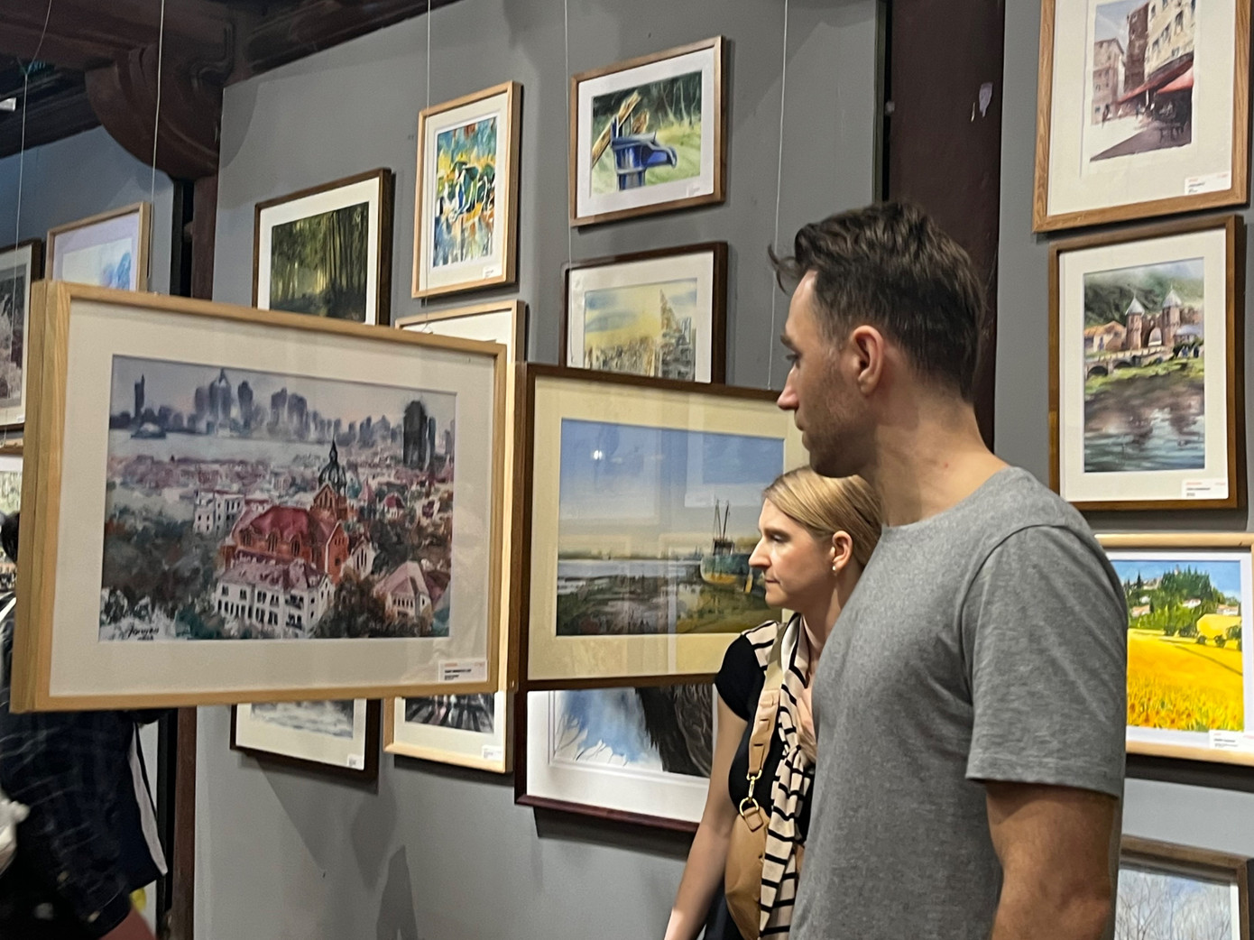 Triển lãm giới thiệu đến công chúng những bức tranh màu nước thể hiện rõ văn hóa của các quốc gia thông qua các chủ đề về thiên nhiên, đất nước, con người...