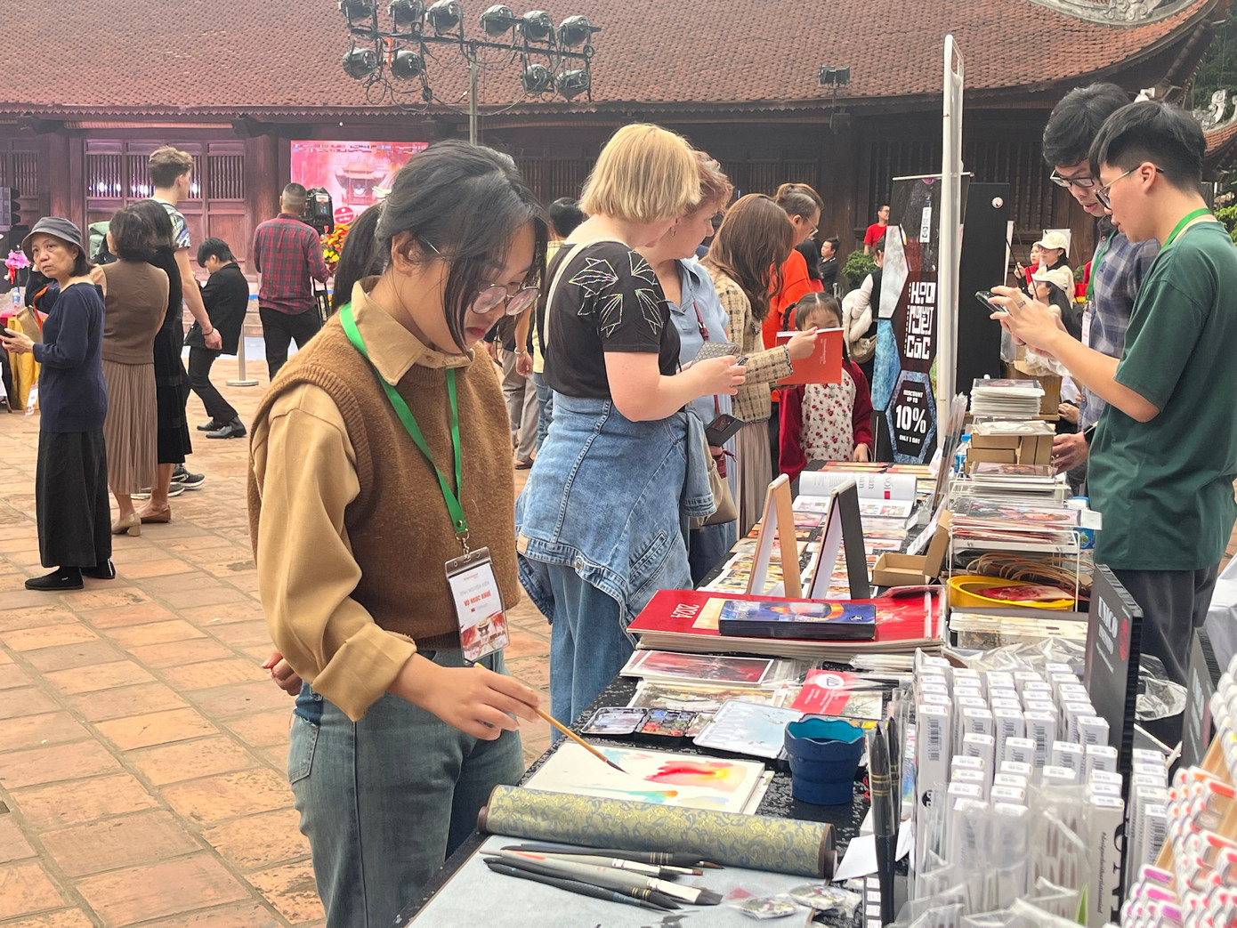 Ngoài không gian trưng bày trong nhà, triển lãm cũng giới thiệu nhiều họa cụ phục vụ cho việc vẽ tranh màu nước. Các họa cụ đến từ nhiều hãng trên khắp thế giới.