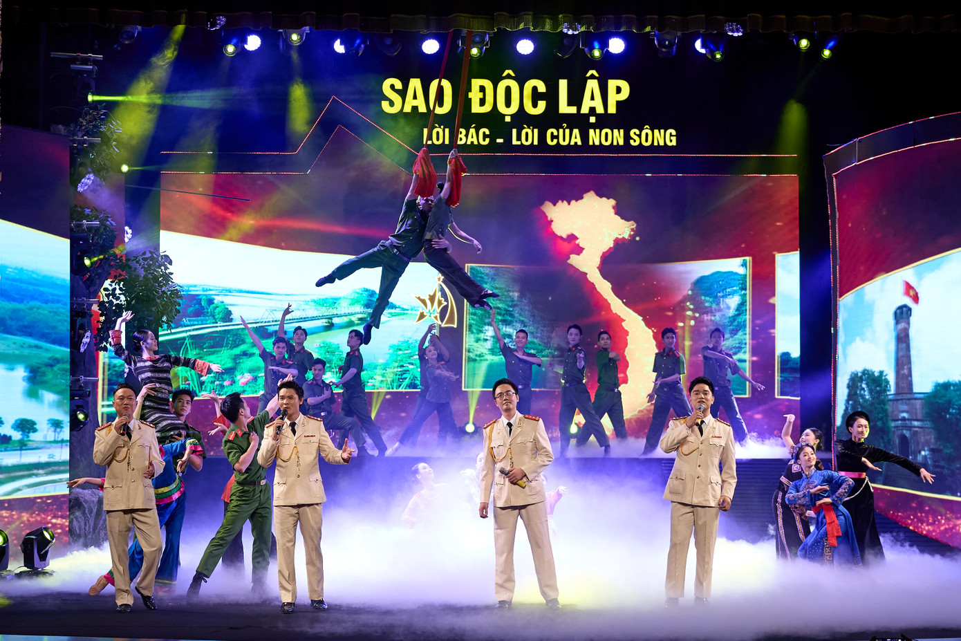 Chương trình gợi lại những ký ức hào hùng của dân tộc, những trang sử vẻ vang được đánh đổi bằng xương máu, bằng sự hy sinh của toàn Đảng, toàn quân, toàn dân, đặc biệt là những chiến sĩ cách mạng, những anh hùng lực lượng vũ trang nhân dân trên các mặt trận. Ảnh: Minh Khánh.