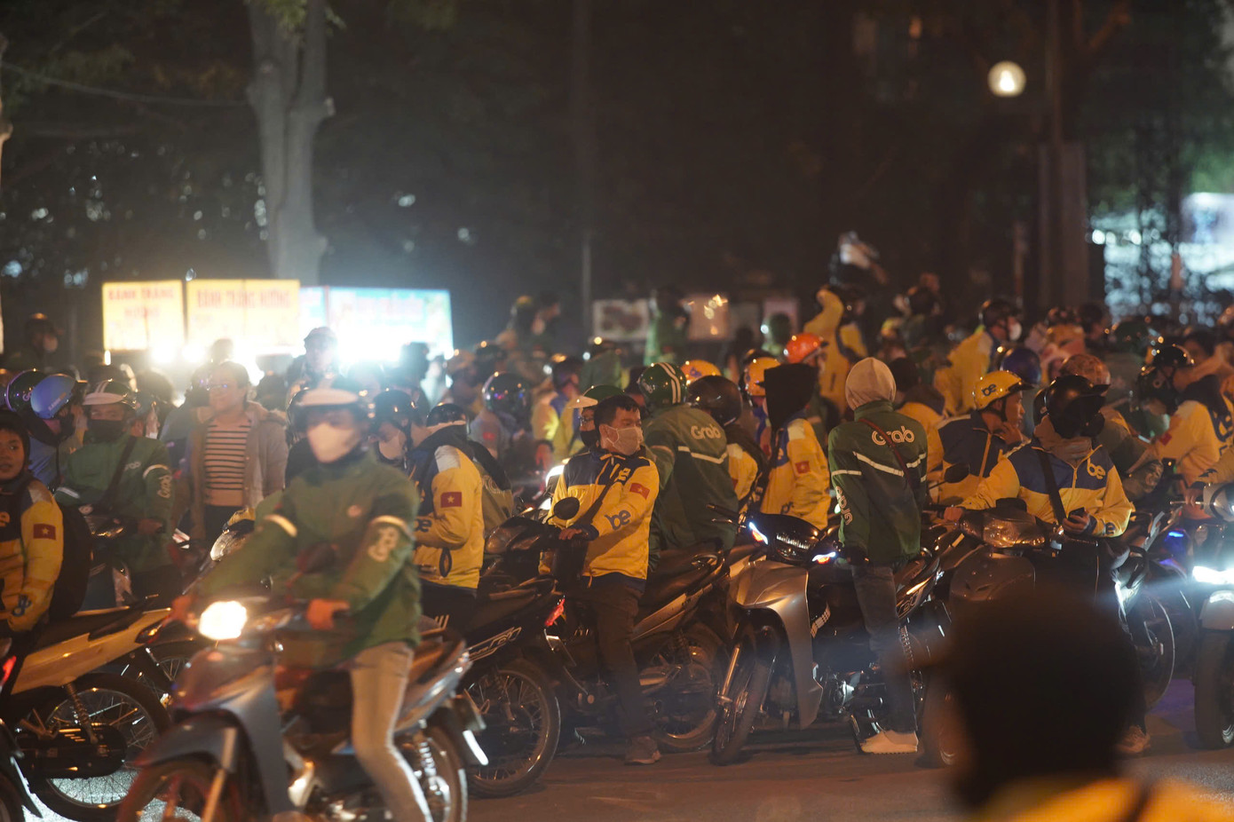 Đến khoảng 0h20 lượng phương tiện giao thông ở đây mới giảm bớt, khu vực này trở nên dần thông thoáng, dễ lưu thông hơn. Đến khoảng 0h20 lượng phương tiện giao thông ở đây mới giảm bớt, khu vực này trở nên dần thông thoáng, dễ lưu thông hơn.