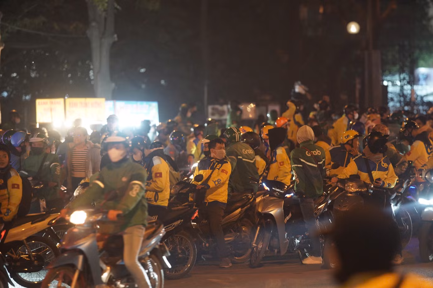 Đến khoảng 0h20 lượng phương tiện giao thông ở đây mới giảm bớt, khu vực này trở nên dần thông thoáng, dễ lưu thông hơn.