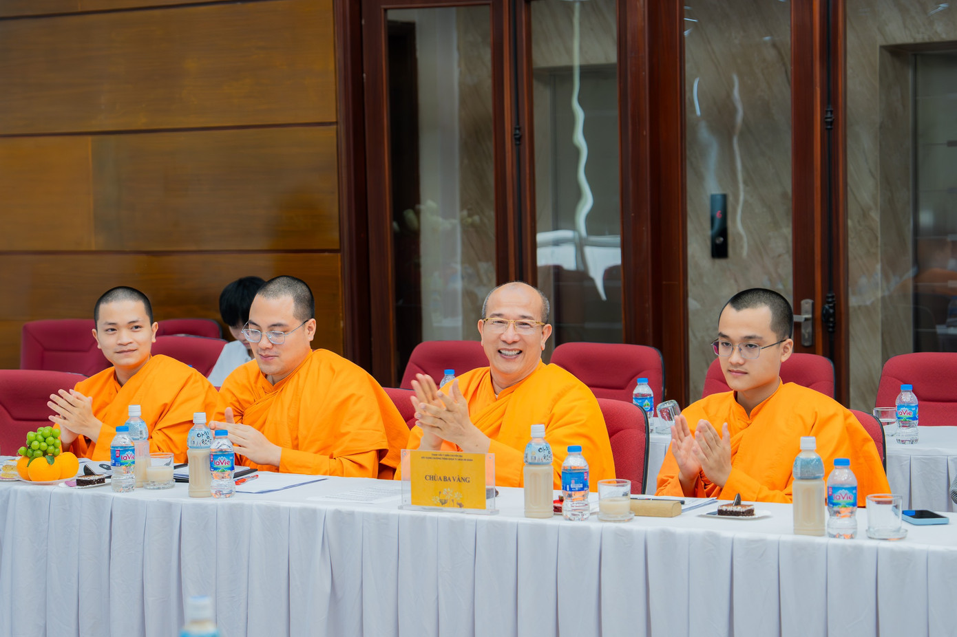 Đại đức Thích Trúc Thái Minh (giữa) cùng các chư tăng chùa Ba Vàng tham dự buổi tham vấn. Đại đức Thích Trúc Thái Minh (giữa) cùng các chư tăng chùa Ba Vàng tham dự buổi tham vấn.