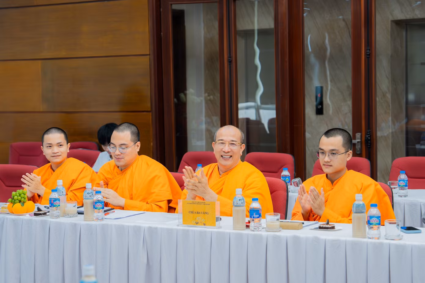 Đại đức Thích Trúc Thái Minh (giữa) cùng các chư tăng chùa Ba Vàng tham dự buổi tham vấn.