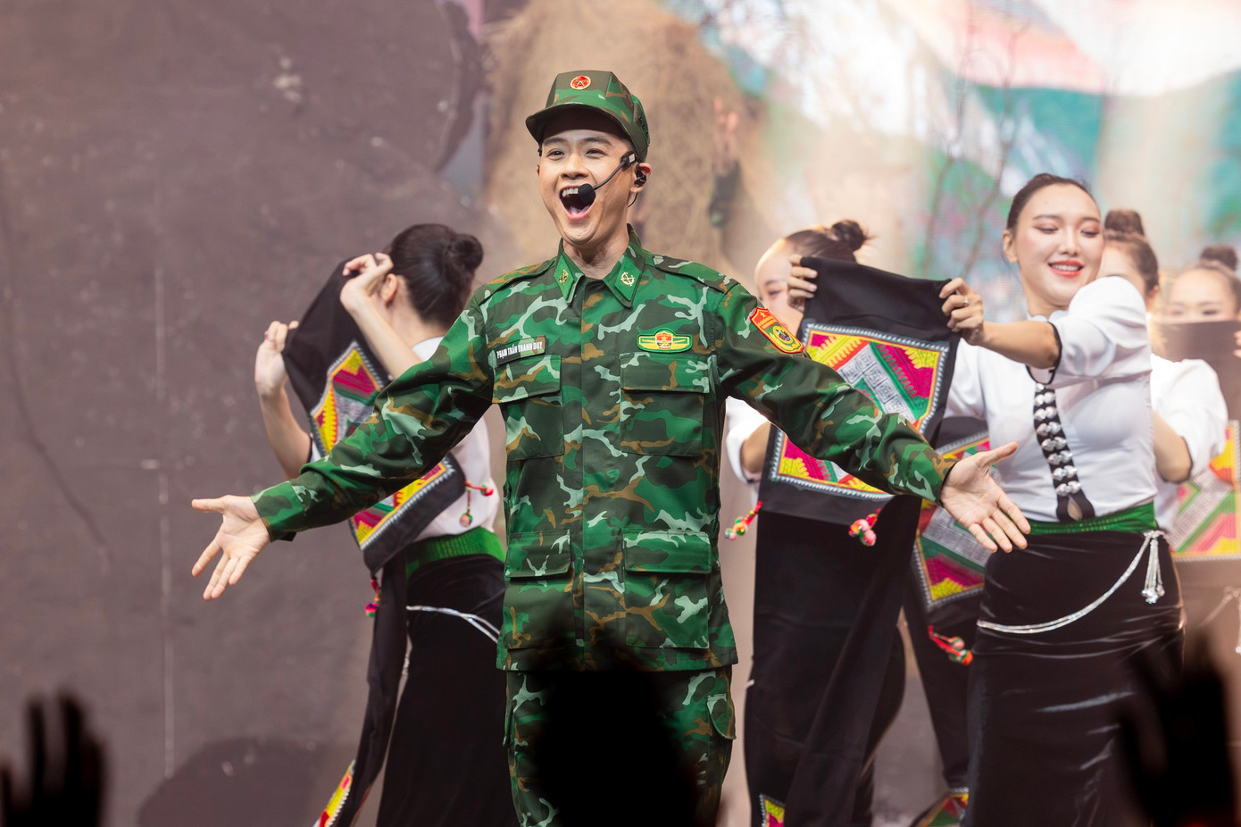 Tiết mục Chiếc khăn piêu trong chương trình Anh trai vượt ngàn chông gai được nhiều khán giả trẻ yêu thích. Tiết mục Chiếc khăn piêu trong chương trình Anh trai vượt ngàn chông gai được nhiều khán giả trẻ yêu thích.