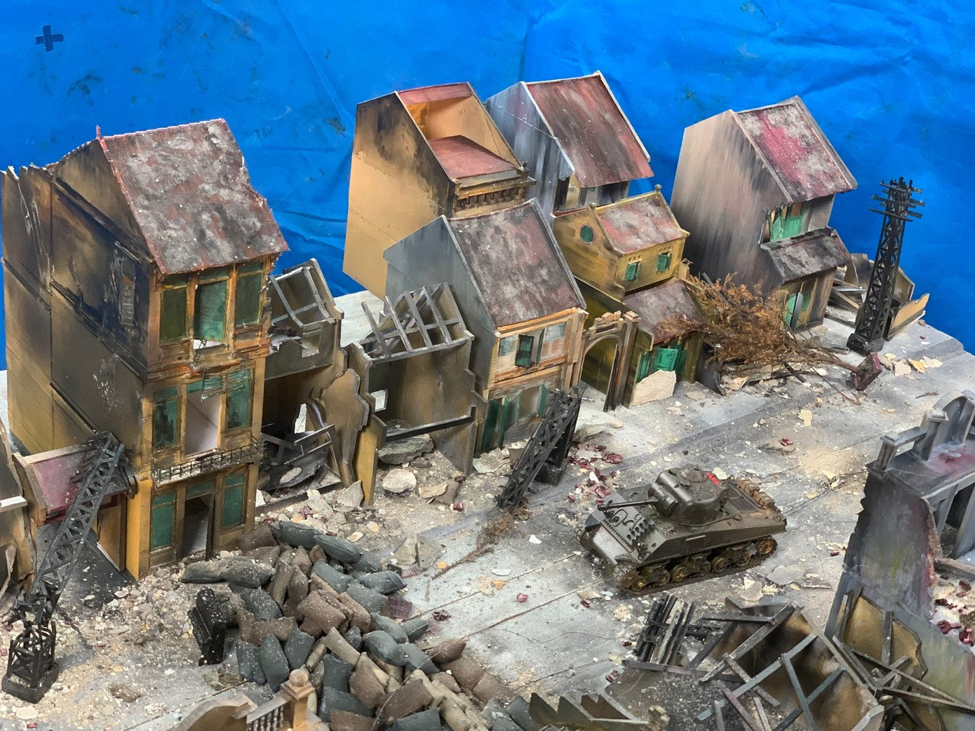 “Trong điện ảnh dựng bối cảnh là khâu quan trọng nhất tạo ra hiệu ứng tạo ra chất liệu tạo ra không gian. Xây dựng mới sau đó đập phá tạo hiệu quả cũ, rêu mốc, khói bụi. Chúng tôi mất nhiều công sức và thời gian để dựng cảnh”, họa sĩ Vũ Viết Hưng chia sẻ.