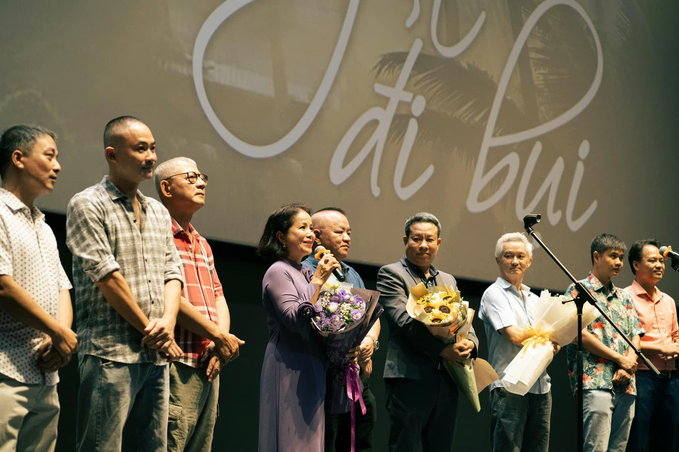 Sau thời gian dài sinh sống ở Singapore, NSƯT Minh Trang về nước và góp mặt trong dự án điện ảnh Bà già đi bụi. Đây tiếp tục là tác phẩm sử dụng nguồn ngân sách Nhà nước. Tuy nhiên, Bà già đi bụi là tác phẩm đầu tiên sử dụng ngân sách Nhà nước thông qua hình thức đấu thầu.