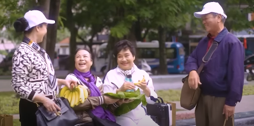 Gặp em ngày nắng khai thác câu chuyện về tình bạn già giữa bà Quý, bà Thương, ông Hợp.