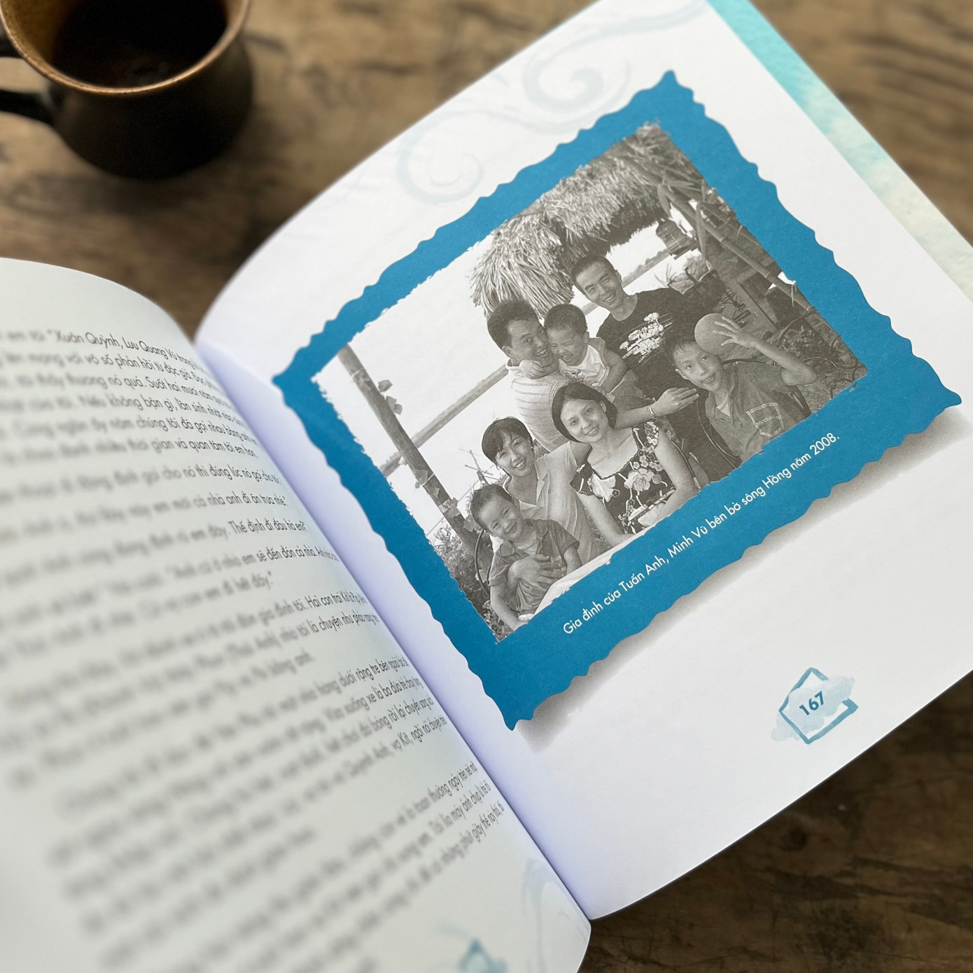 Cuốn sách chứa đựng những hình ảnh chưa từng được công bố về gia đình Xuân Quỳnh, Lưu Quang Vũ. Cuốn sách chứa đựng những hình ảnh chưa từng được công bố về gia đình Xuân Quỳnh, Lưu Quang Vũ.