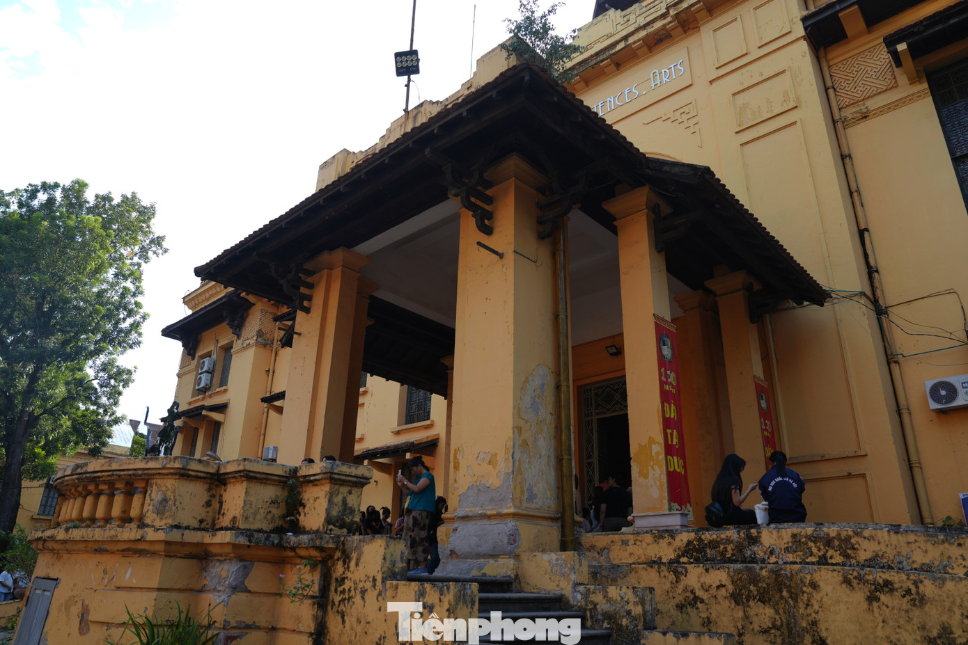 Đại học Đông Dương được thành lập ngày 16/5/1906. Đây là một trong những đại học hiện đại đầu tiên của xứ Đông Dương nói chung và ở Việt Nam nói riêng, đã đào tạo ra nhiều lớp trí thức mới góp phần xứng đáng vào sự nghiệp giải phóng dân tộc và xây dựng đất nước. Năm 1956, Đại học Tổng hợp (cũ) được thành lập, đến nay công trình kiến trúc này giữ nguyên nét cổ kính, nổi bật với sảnh chính lát đá, mái vòm cao và cửa chính hoa sắt độc đáo.