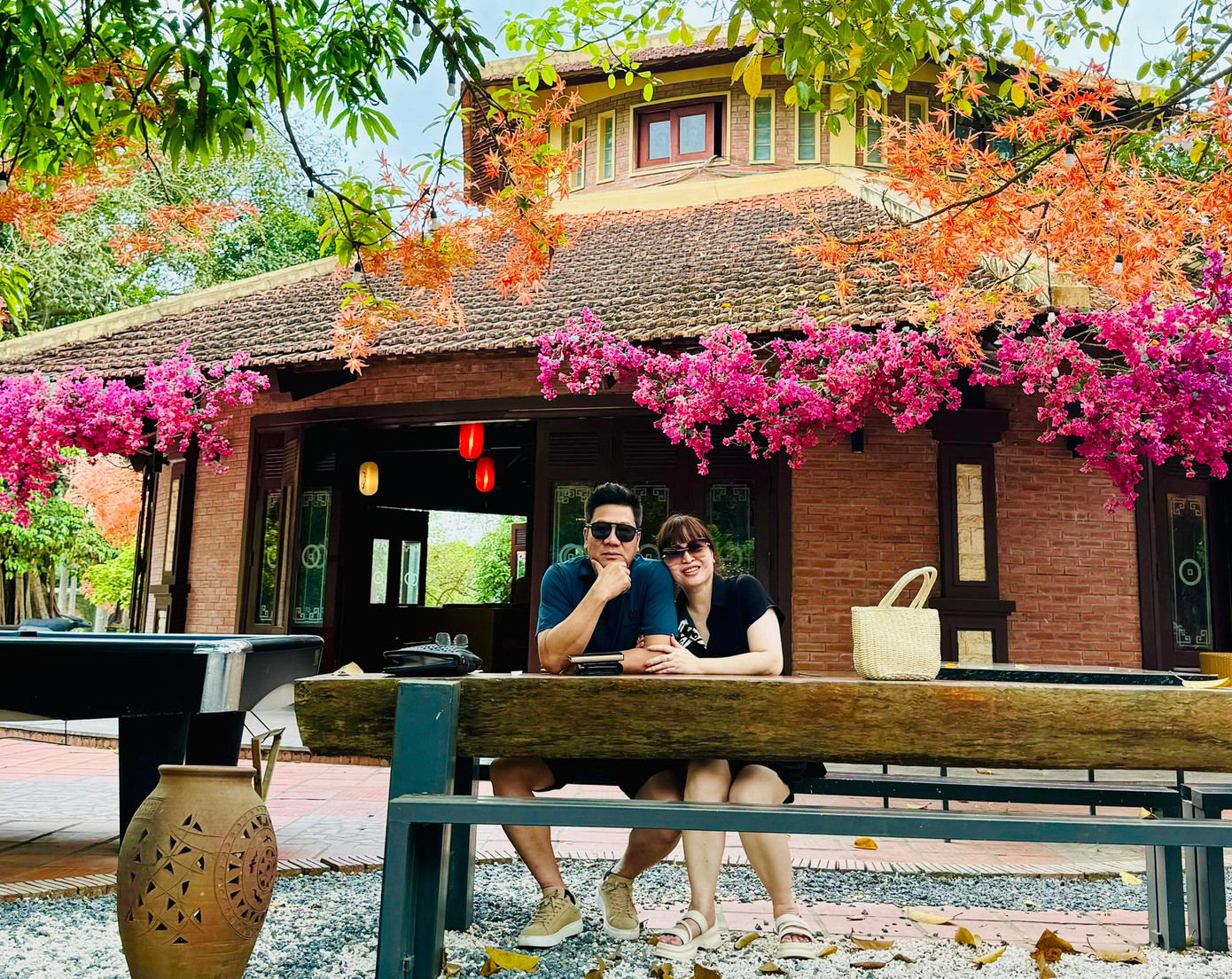 NSND Quốc Hưng kết hôn với nghệ sĩ đàn tỳ bà Thu Quyên. Cả hai có cuộc sống hạnh phúc bên hai con gái.