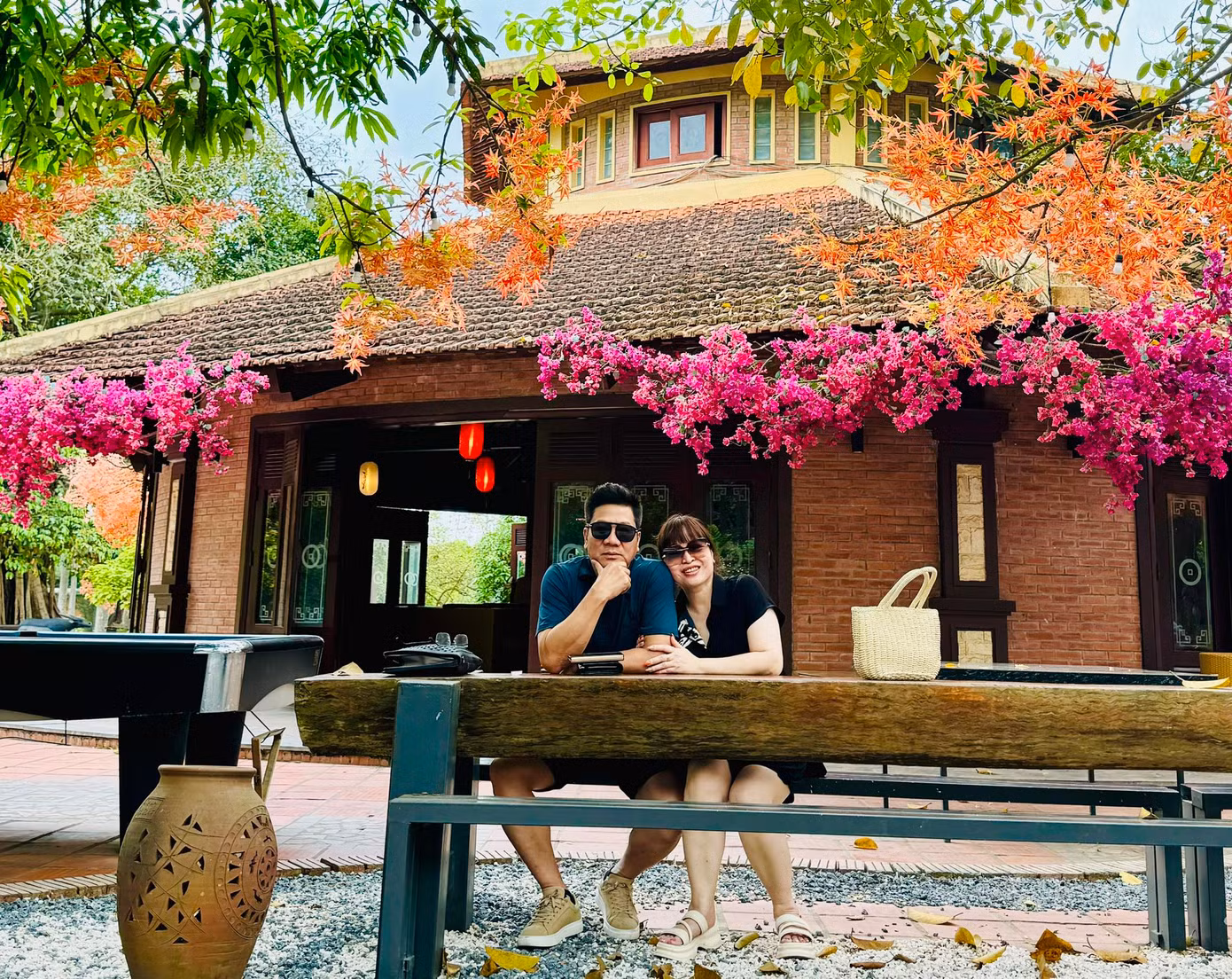 NSND Quốc Hưng kết hôn với nghệ sĩ đàn tỳ bà Thu Quyên. Cả hai có cuộc sống hạnh phúc bên hai con gái.