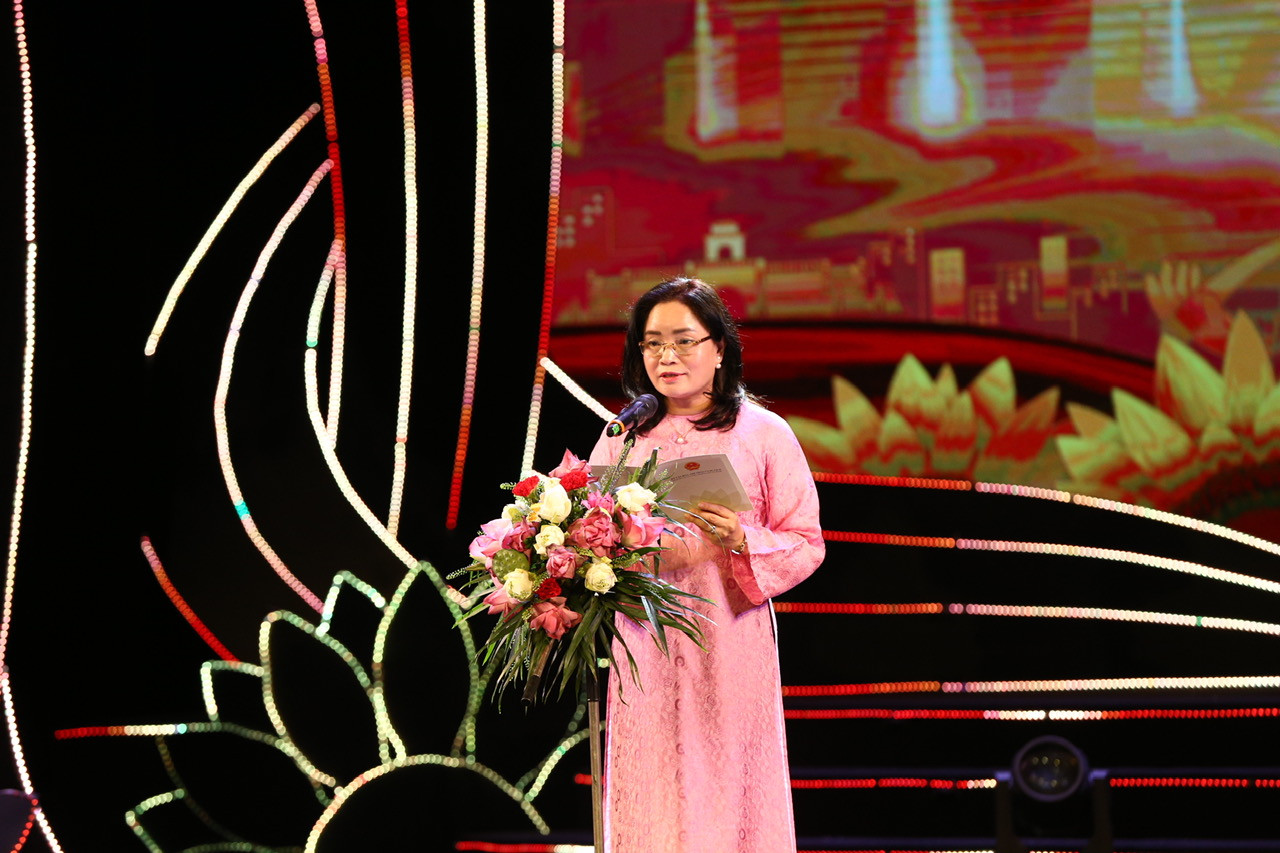 Thứ trưởng Bộ VHTTDL Trịnh Thị Thủy phát biểu khai mạc chương trình.