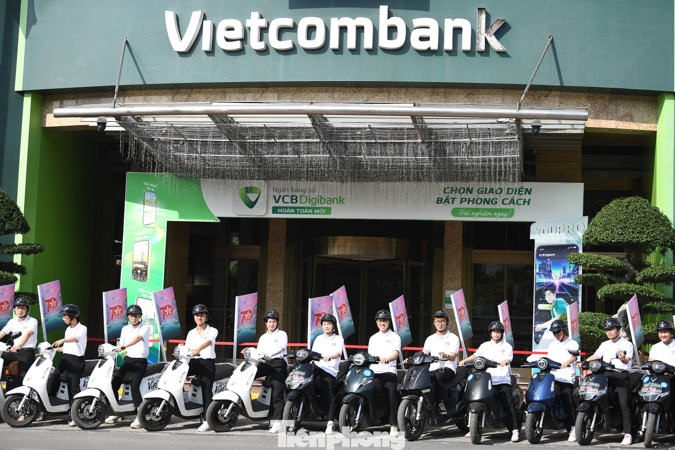 Hình ảnh ấn tượng của những chiếc xe điện phía trước toà nhà Vietcombank (Trần Quang Khải).