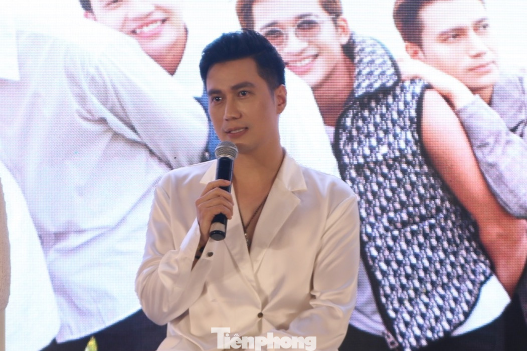 NSƯT Việt Anh tự nhận dàn diễn viên quen như Vĩnh Xương, Nguyệt Hằng và chính anh có thể là chiếc phao, làm nền để đẩy diễn viên trẻ lên.