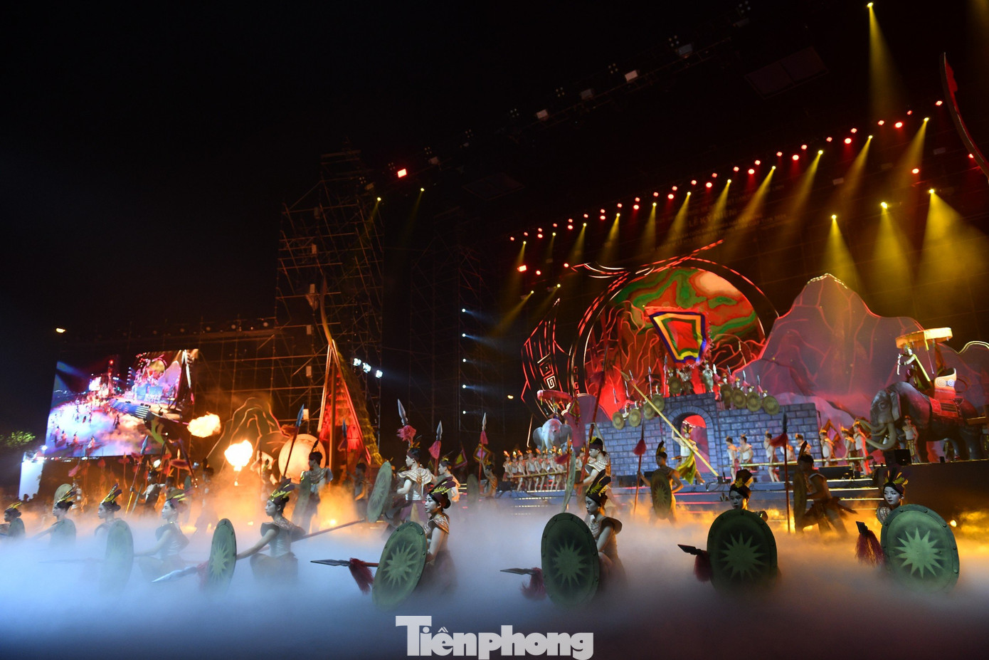 Chương trình nghệ thuật đặc sắc kể lại câu chuyện lịch sử theo cách thức hiện đại, mới mẻ với các chương hồi, cảnh diễn nối tiếp, được biến chuyển tinh tế bằng kỹ xảo ánh sáng, âm nhạc hấp dẫn và đa dạng hình thức thể hiện như ca hát, xiếc, múa, đồng diễn trống…