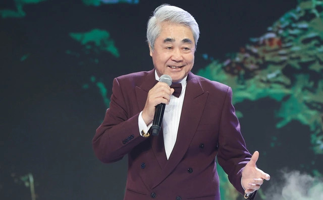 NSND Quang Thọ, ca sĩ Tùng Dương góp giọng trong đêm nhạc kỷ niệm 70 năm Chiến thắng Điện Biên Phủ. NSND Quang Thọ, ca sĩ Tùng Dương góp giọng trong đêm nhạc kỷ niệm 70 năm Chiến thắng Điện Biên Phủ.