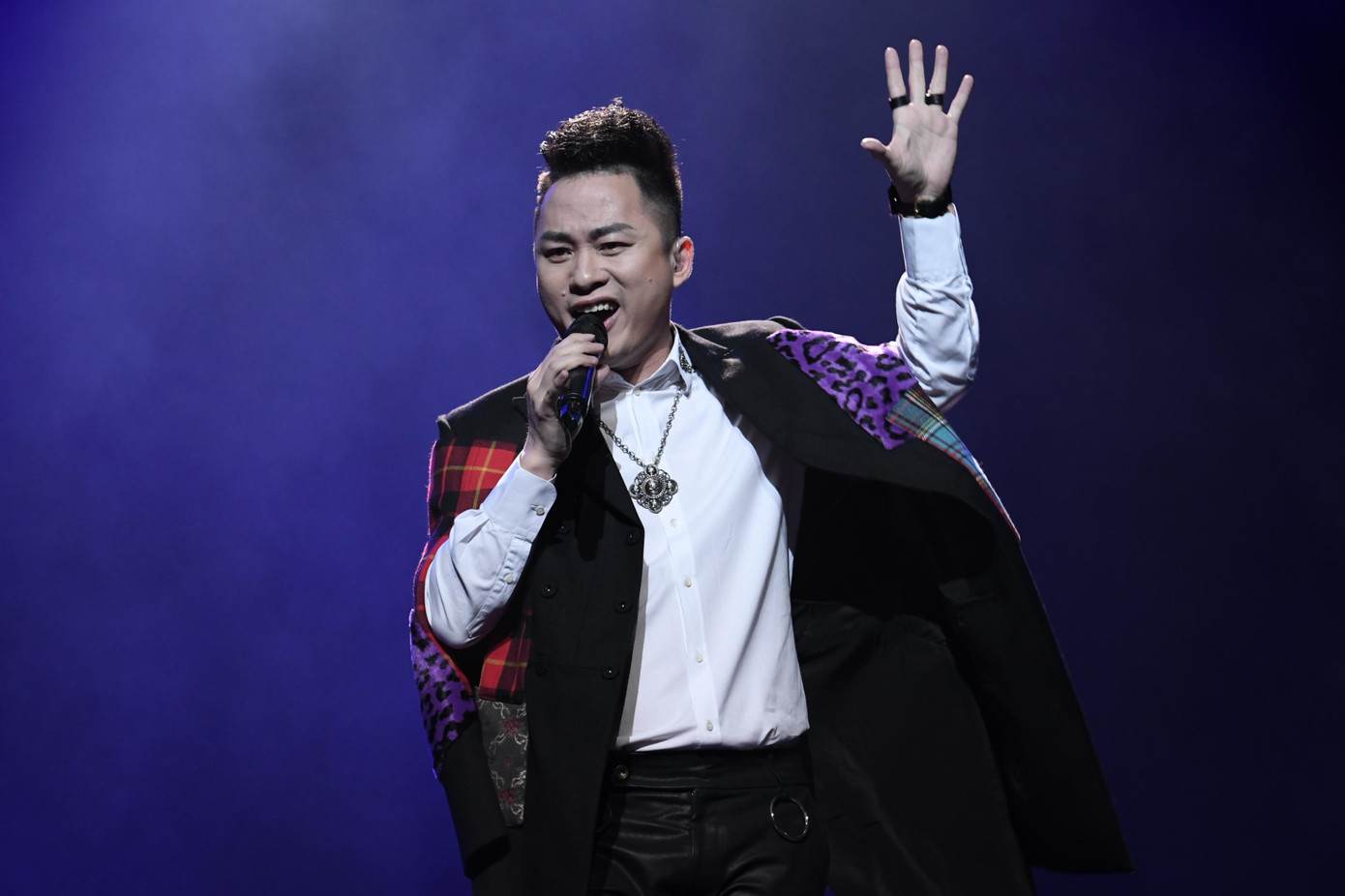 NSND Quang Thọ, ca sĩ Tùng Dương góp giọng trong đêm nhạc kỷ niệm 70 năm Chiến thắng Điện Biên Phủ. NSND Quang Thọ, ca sĩ Tùng Dương góp giọng trong đêm nhạc kỷ niệm 70 năm Chiến thắng Điện Biên Phủ.