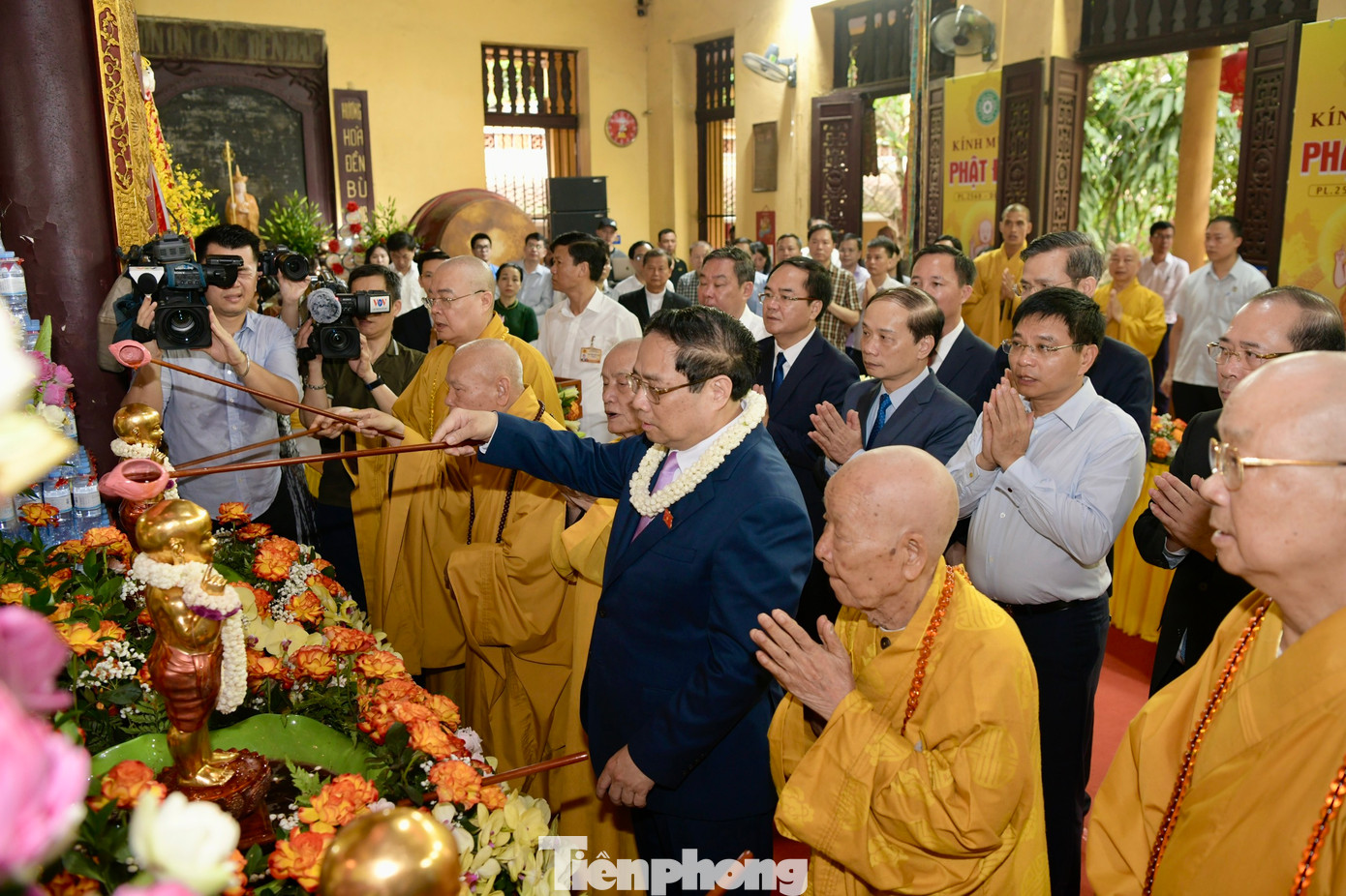 Nghi thức tắm Phật cũng là hành động để mỗi người liên tưởng tới việc gột rửa thân tâm. Ảnh: Như Ý. Nghi thức tắm Phật cũng là hành động để mỗi người liên tưởng tới việc gột rửa thân tâm. Ảnh: Như Ý.