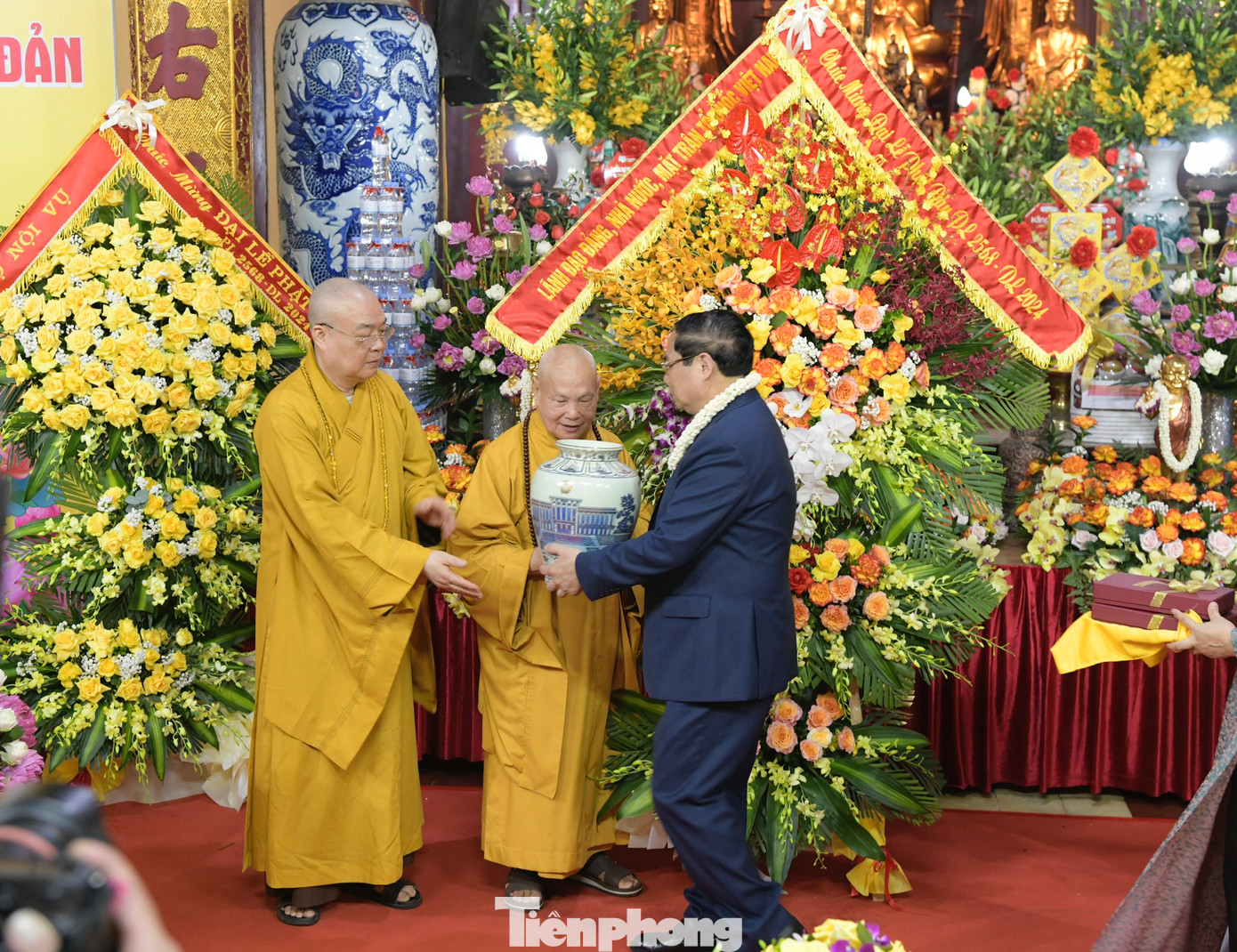 Thủ tướng Phạm Minh Chính tặng quà lưu niệm các chư tôn đức GHPGVN nhân Đại lễ Phật đản Phật lịch 2568 năm 2024.