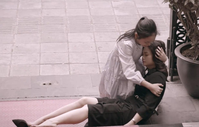 Ngân Hà (Hồng Diễm) luôn bị mẹ (NSND Thu Hà) lạnh nhạt, chì chiết vì sai lầm khi còn nhỏ. Ngân Hà (Hồng Diễm) luôn bị mẹ (NSND Thu Hà) lạnh nhạt, chì chiết vì sai lầm khi còn nhỏ.