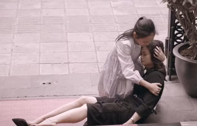 Bà Hạ Lan (NSND Thu Hà) thù hận bố con Ngân Hà (Hồng Diễm) vì những lỗi lầm năm xưa.