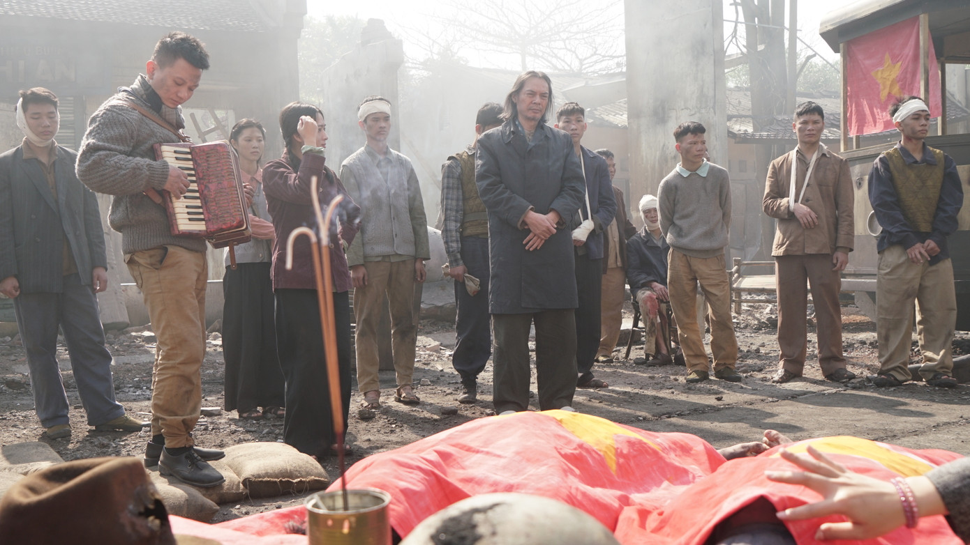 Khởi điểm với 3 suất chiếu/ngày, đến nay Đào, phở và piano duy trì trên 20 suất chiếu/ngày với độ phủ rạp cao. Phim được đơn vị điện ảnh tư nhân phát hành phi lợi nhuận, doanh thu được nộp về ngân sách nhà nước.