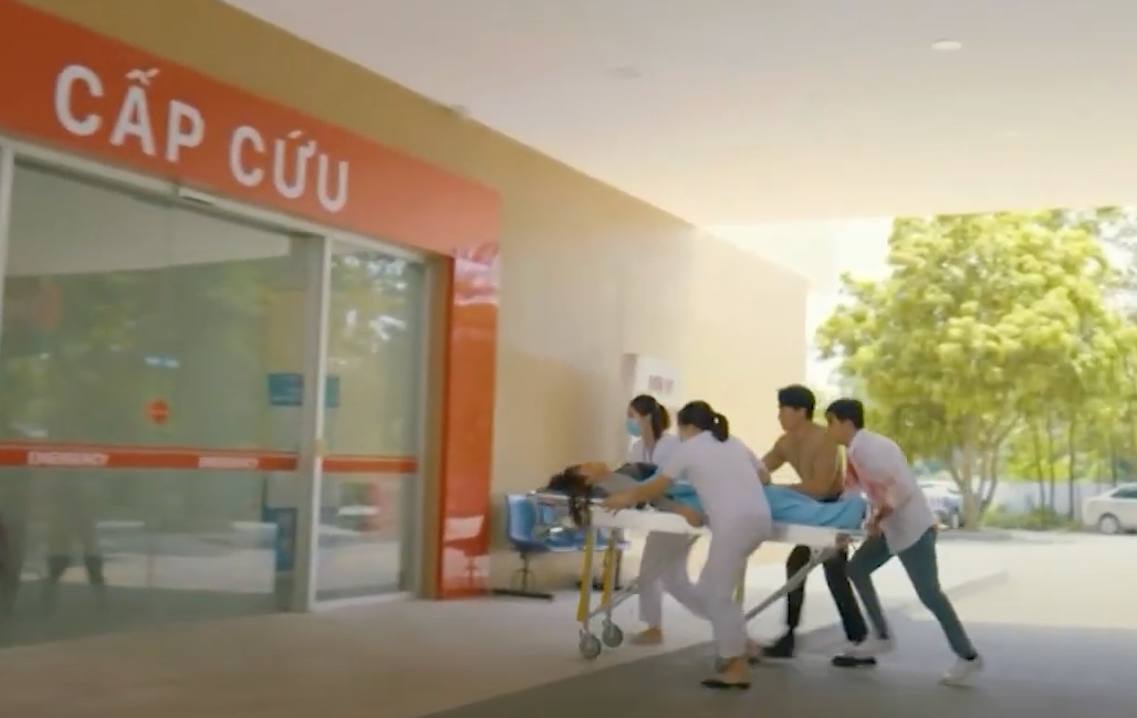 An Nhiên (Lương Thu Trang) cố cứu Kitty và bị xe tông. An Nhiên (Lương Thu Trang) cố cứu Kitty và bị xe tông.