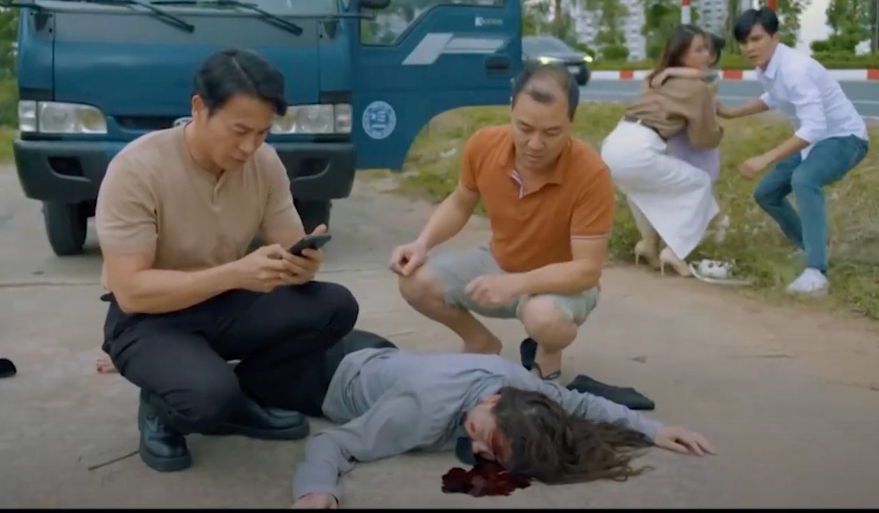 An Nhiên (Lương Thu Trang) cố cứu Kitty và bị xe tông. An Nhiên (Lương Thu Trang) cố cứu Kitty và bị xe tông.